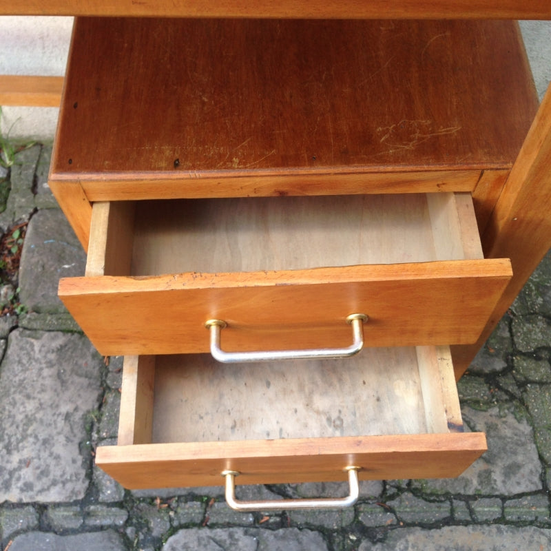 Bureau vintage en bois à caisson - Poignées laiton